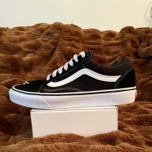 Woman’s black low top Vans size 7.5